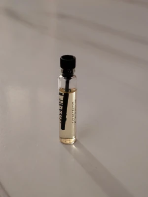 Essnce Sugar Kiss Eau de Parfum 2ml  - Upptäck Sugar Kiss Eau de Parfum i en smidig 2 ml provflaska. Perfekt att ta med i fickan eller väskan för en snabb uppfräschning när du är på språng.