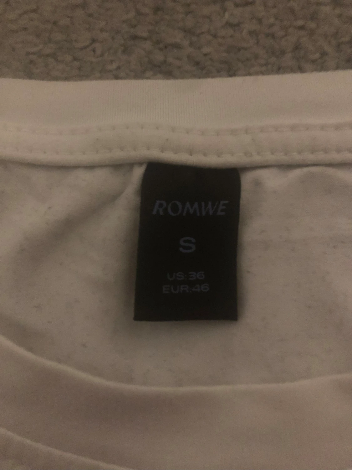 Vit t-shirt med lila tryck från Romwe - 2