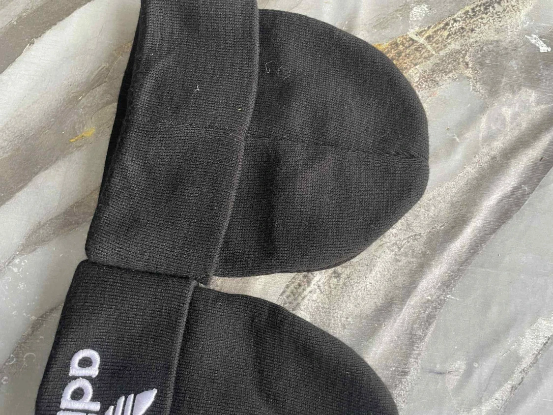 Svart Adidas mössa med broderad logga - 2