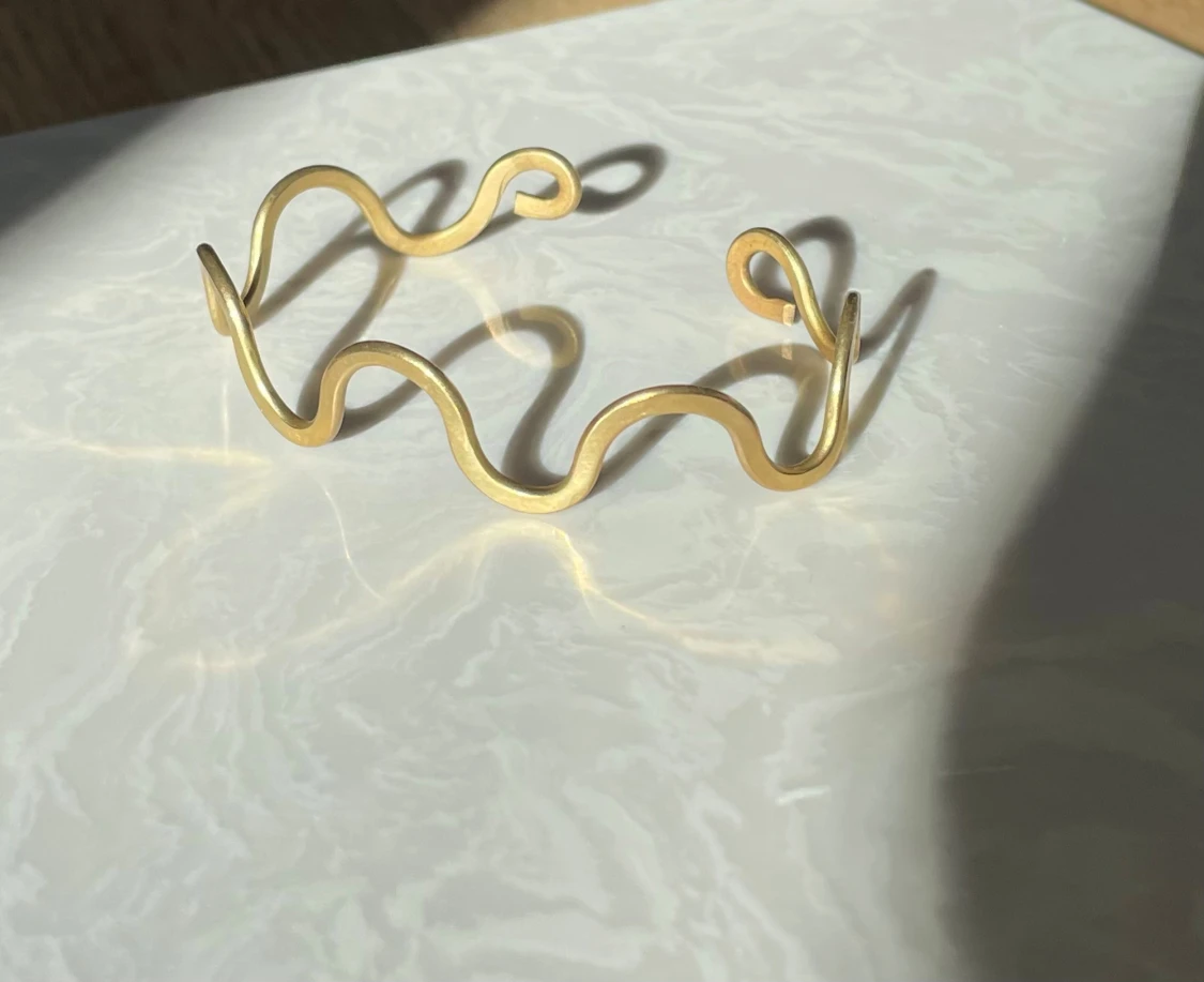 Vågigt guldarmband i aluminium  - 1