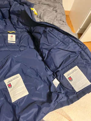Fjällräven expedition lite  - Storlek XS, helt ny fick denna veckan men fick defekter häromdagen som lagats med lagningslappar därav ett billigare pris men funkeg precis som vanligt! 