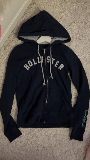 Hollister zip up xs - Passar xs och s💗 skönt material och lite stretch inga defekter eller fläckar, om ni har frågor skriv gärna!! 
