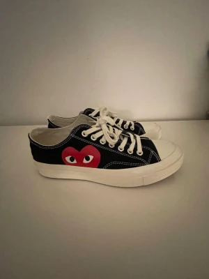 Converse x CDG Play svarta sneakers - Svarta Converse x Comme des Garçons Play sneakers med vit sula och snörning. Storlek 43, använd några gånger men extremt bra skick
