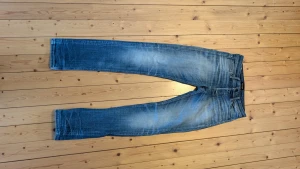 Jack & Jones slim fit jeans med galna fades - L34