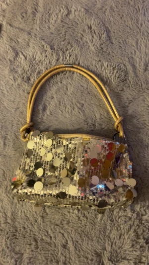 Glittrig guldig handväska med paljetter - En liten gullig guldig handväska med paljetter🩷