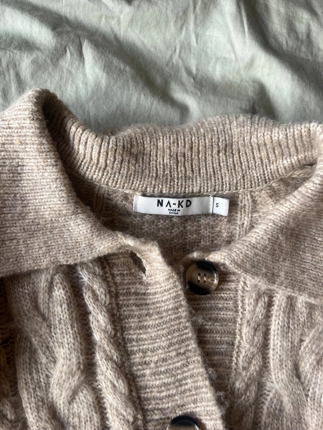 Beige stickad kofta från NA-KD - 3