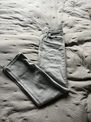 Jeans  - Ljusgråa straight jeans från Gina tricot. Aldrig använda, endast testade. Se sista bilden för att se hur dom sitter på, då dom inte passar mig. 
