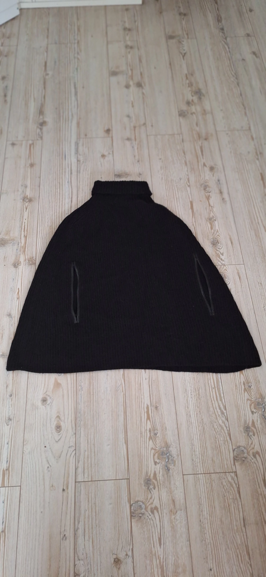 Svart stickad poncho från Joseph