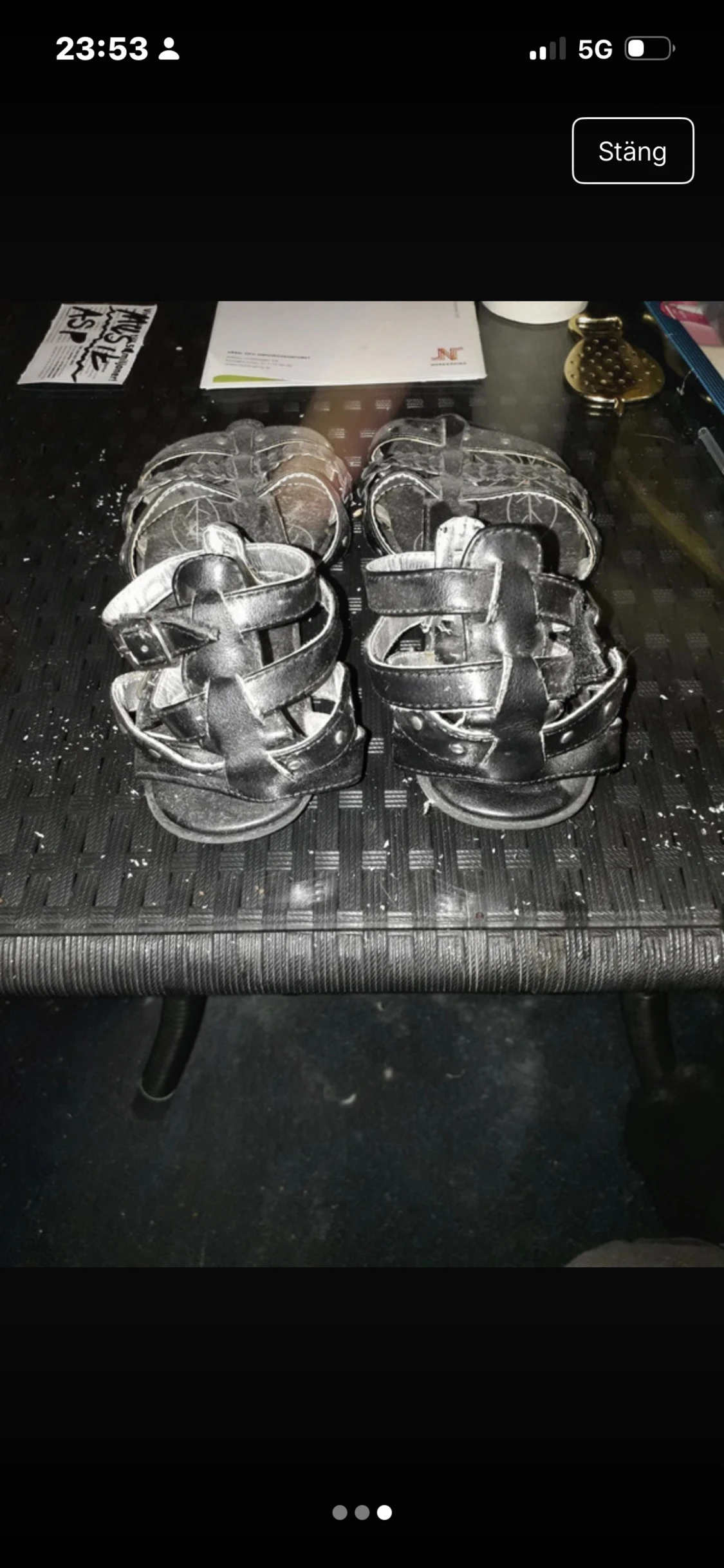 Svarta sandaler med nitar och flätade remmar - 2