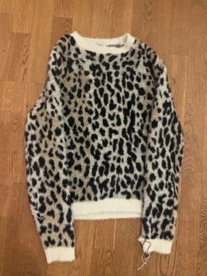 Leopardmönstrad fluffig tröja mango - Supermysig stickad tröja från MNG i storlek M med leopardmönster i svart, beige och vit. Tröjan är jätte varm och skön 
