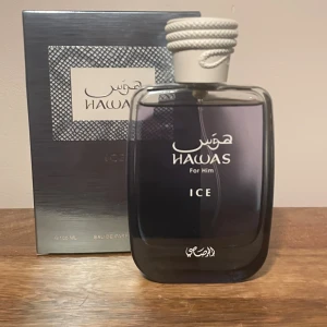 Hawas Ice For Him EdP - Stilren Eau de Parfum för honom med modern vibe. Volym: 100 ml. Perfekt för dig som vill sticka ut med en fräsch och cool touch. Ish 95ml kvar