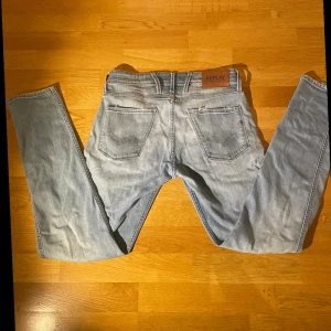 Replay anbass w30 - Knappt använda replay jeans stlk- w30 L32, med fräscha slitningar. Inga defekter ‼️Hör av vid frågor osv✅