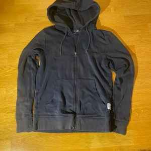 Jack & Jones zip  - Zip up med luva använd fåtal gånger. Självklart äkta✅Storlek xs men passar bättre som S‼️, skriv vid frågor om mått eller liknande🙌