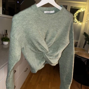 Tröja Nakd - Söt tröja med knutdetalj fram, bra skick 🌸