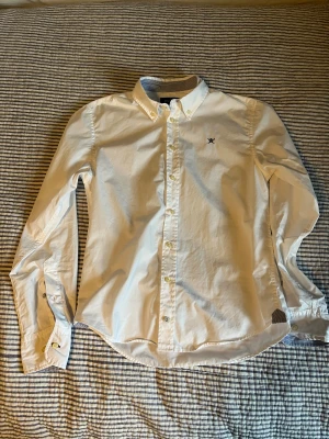 Hacket london skjorta - Säljer min sprillans nya hacket london skjorta, strl 13-14 år vilket motsvarar XS, passsar dig som är mellan 160-165,köpt i London för 99 pund 💷 säljer för 400kr