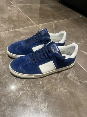 Valentino Flycrews - Tjena, säljer ett par feta Valentino Flycrews i den populäraste färgen Royal Blue. Den har används ettt par gånger men är annars i nyskick utan defekter. Alla nitar är kvar och det är lite heeldrag. Dessa skor är otroligt exclusiva då de inte tillverkas längre och det är de ända paret i storlek 41 i detta skick! Hör av er vid frågor eller funderingar. 
