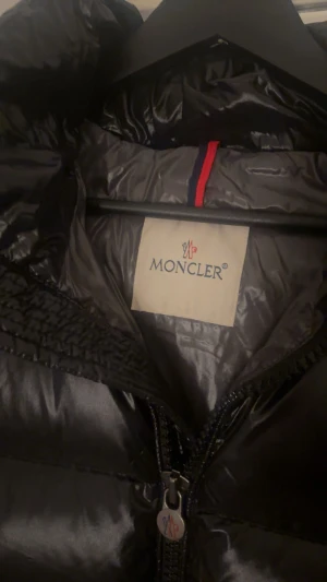 Moncler vinterjacka  - Här så säljer jag en Moncler Jack, som har då använts 1 gång. Jackan har inga skador eller problem som jag har hittat. Jag säljer denna jack lite billigare för att jag då inte har något kvitto. Men skriv gärna privat om du har frågor
