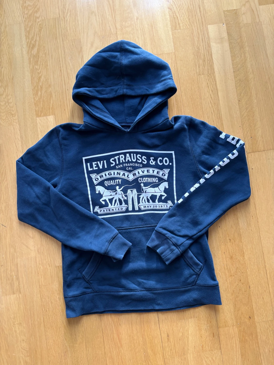 Marinblå hoodie från Levi's
