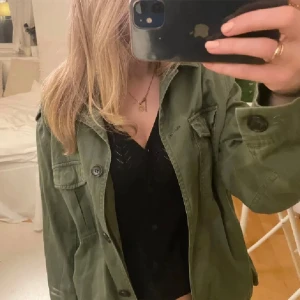 Höstjacka  - Grön höstjacka köpt här på plick men passade tyvärr inte mig🩷skulle säga att den passar 34-36 som en oversize men 38 som vanlig passform (lånade bilder)