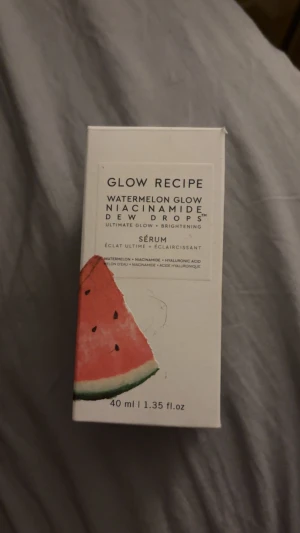 Glow Recipe Watermelon Glow Dew Drops - Glow Recipe Watermelon Glow Niacinamide Dew Drops är ett lystergivande serum i en snygg pärlemorrosa flaska med rosa lock. Innehåller niacinamid, hyaluronsyra och extrakt av vattenmelon för en fräsch och återfuktad look. 40 ml. Helt oanvänd 