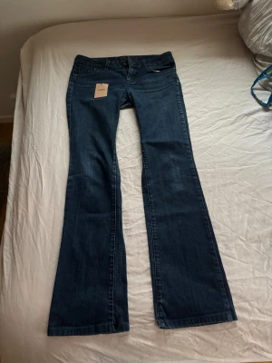 Lågmidjade jeans - Så snygga Lågmidjade jeans!! Innerbenslängd 77 och midjemått 41💗Köpta på sellpy men i väldigt bra kvalitet och utan defekter!