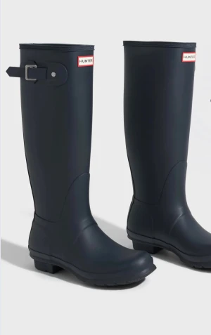 Hunter stövlar - Hunter stövlar i mörkblå färg. Bara använda 1-2 gånger och i nytt skick. Mycket bekväma och sköna. Storlek 38