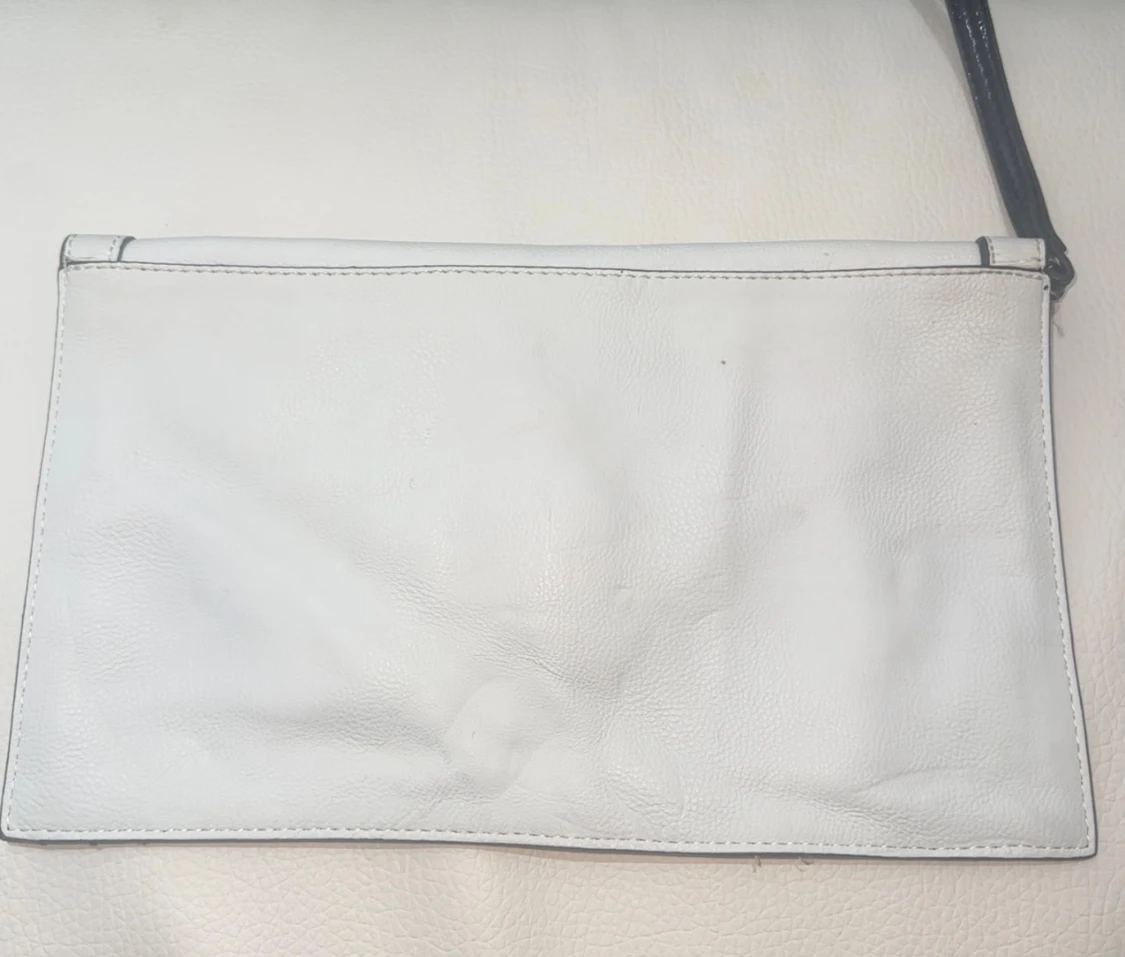 Vit och svart kuvertväska från Guess - 2