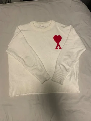 Vit Ami Paris tröja  - Säljer en vit ami Paris tröja perfekt till nu till vintern. För med bilder eller frågor skriv gärna!
