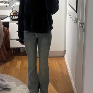 Lågmidjade jeans med  - Riktigt snygga lågmidjade jeans med en fjäril på ena bakfickan.  Passar mig i längd som är 175