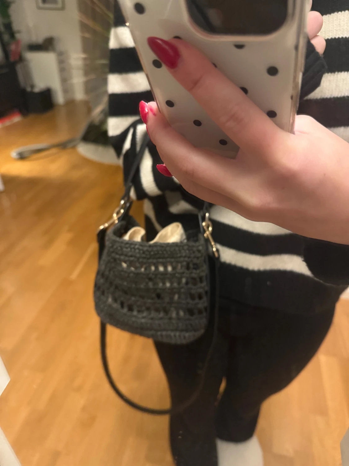 Svart virkad axelväska med skinnrem - 2