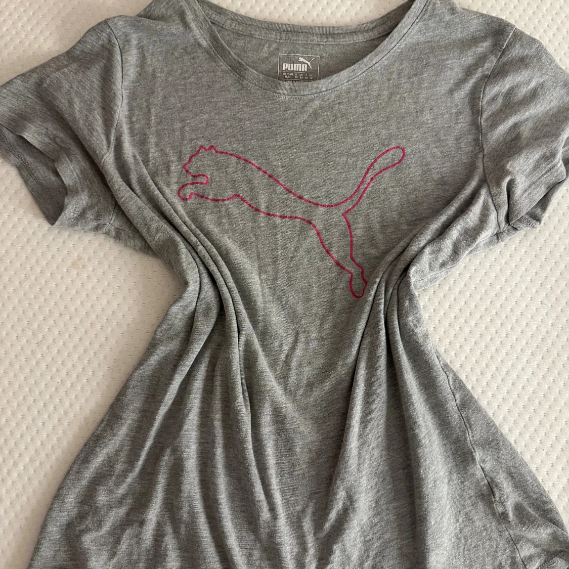 Grå t-shirt från Puma med rosa logo
