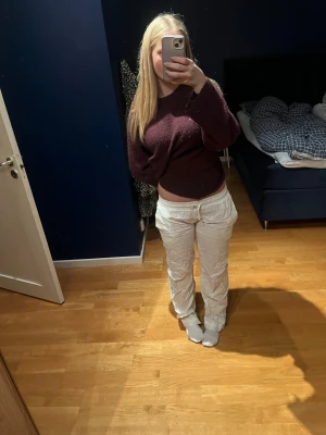 Vita linnebyxor med resårmidja - Säljer ett par vita linnebyxor med avslappnad passform och resår i midjan. Byxorna har raka ben och är perfekta för en chill och stilren look. Lätta och luftiga. Midjan va hög förut men har sytt dom till Low waist