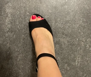 Svarta sandaler med kort klack och öppen tå - Snygga svarta sandaler med bred rem över tårna och justerbar ankelrem med silverfärgat spänne. Skorna har öppen tå och en stabil, bred klack som ger extra höjd. 