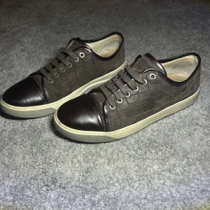 Bruna Lanvins 41-42 - Ett par riktigt snygga bruna lanvins i bra skick. Storlek 41 passar även 42. Pris är diskuterbart!