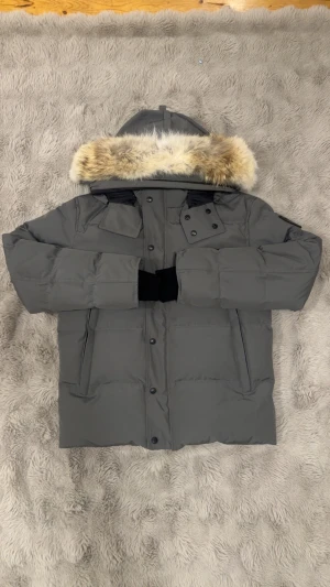 Canada goose whyndham black label grå - Storlek M färg grå skick som ny inga skavanker.                  Kvitto finns med original påse och dust bag. Först till kvarn!