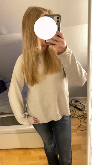 Beige stickad tröja  - Mysig beige stickad tröja med rund hals och långa ärmar. Tröjan har en enkel och clean look med ribbade muddar vid ärmslut och nederkant. Perfekt för dig som gillar en chill och stilren vibe😇