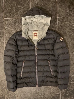 Colmar jacka - Tja! Säljer en fet Colmar jacka. Den är i storlek 44 vilket motsvarar ca S. Jackan är i toppskick och perfekt nu till vintern! Hör av er vid frågor