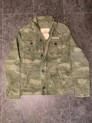 Hollister Field Jacket - Tja! Säljer en asfet Field Jacket ifrån Hollister i bra skick! Storlek S ( Sitter som S). Bara att höra av sig vid eventuella frågor!