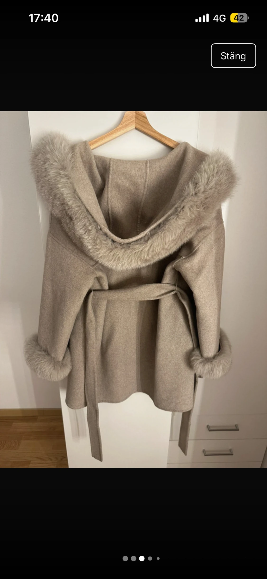 Beige kappa med pälsdetaljer XS