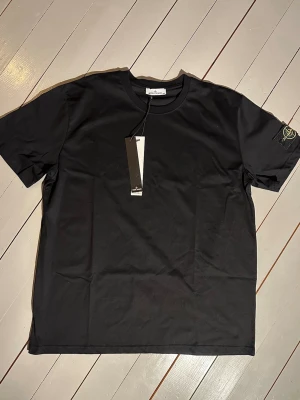 Stone Island T-shirt, svart XXL - Oanvänd T-shirt från Stone Island i storlek XXL. Nyskick inga fel
