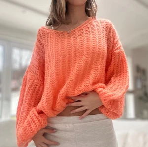 Stickad tröja i mohair-mix  - En stickad tröja köpt i Italien, uppskattad storlek S. Material: 40% akryl, 30% polyamid, 30% mohair. Otroligt mjuk. Jag fraktar inom 24h. Se liknande plagg i min profil!