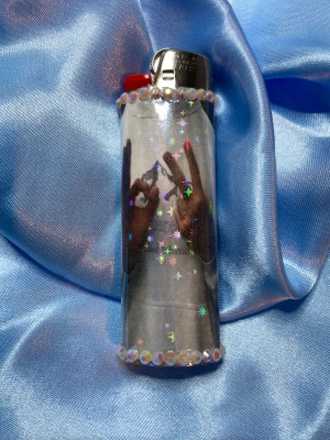BASSVICTIM - BASSPUNK 1&2 - lighter - ⭐️1st Refillable BIC MAXI LIGHTER med wrap & rhinestones ⭐️ ✨OBS: under lighter drop 13/12 kommer endast de lighters som har foto och eller sticker med sig i bilden inkludera det, de lighters som ej har något mer i bilden kommer utan något extra!✨🤍 FREEBIES (godis & random stickers) ingår alltid i alla paket 🤍