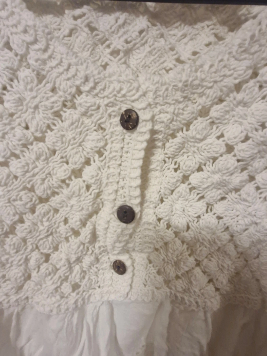 Vit sommrig blus med spets och volang  - 2