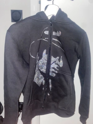 Rhinestone hoodie svart - Svart hoddie med rhinestones, bekväm och i bra skick.  