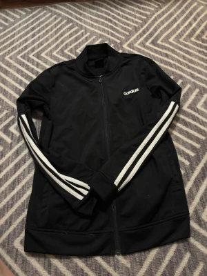 Adidas zip - En knappt använd Adidas zip som har legat i garderoben ett tag. 