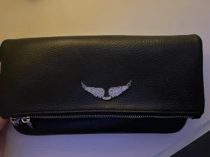 Fin svart väska med silver detaljer - Svart fin axelremsväska skriv för mer information 💗köpt för 2000kr