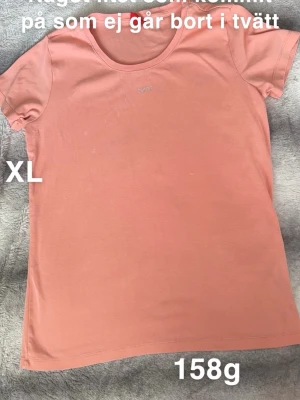 Aprikos färgad t-shirt från Esprit XL - Snygg aprikosfärgad t-shirt från Esprit i storlek XL. Klassisk rund hals och korta ärmar, med diskret logga framtill. Perfekt för dig som gillar enkel och stilren look.🌸 Diffusa fläckar samt något litet som kommit på tröjan. Storlek XL