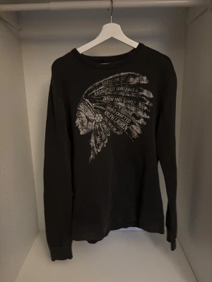 Svart tröja från Ralph lauren denim supply - Säljer en svart långärmad tröja från Denim & Supply Ralph med sjukt fett tryck. Tröjan är i storlek M och är i toppskick utan några skavanker. Om det finns några funderingar är det bara att fråga!