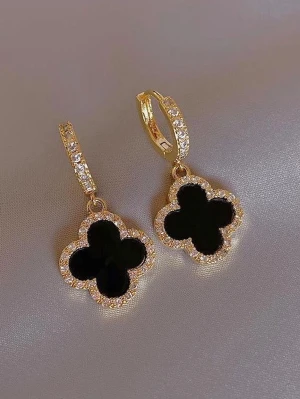 Gold clover hoops örhängen  - Jättefina trendiga timeless hoops örhängen, dem är helt nya. Material i Sterling silver 925. Skickas med en present påse ✨  