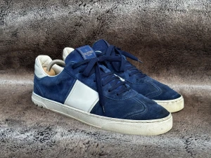 Valentino Flycrew i Marinblå  - Valentino Flycrew i eftertraktade färgen marinblå | Bra skick;alla nitar förutom två kvar | Box samt extra skosnören ingår!